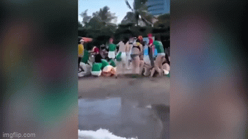 Vụ clip nhóm du khách cởi áo ngực chơi team building: Phó Chủ tịch UBND thị xã Cửa Lò nói gì?