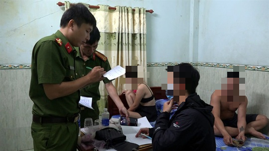 Tin tức pháp luật mới nhất ngày 3/8: Bắt quả tang 3 đôi nam nữ đang mua bán dâm trong khách sạn