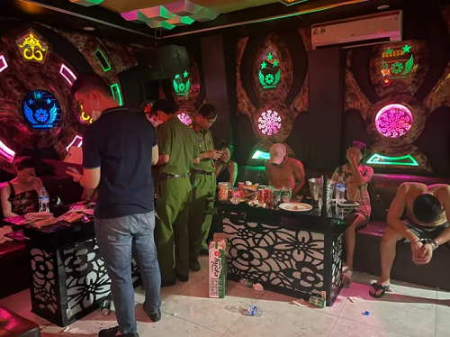 Lật tẩy bí mật trong quán karaoke - massage Hoài Thu 2