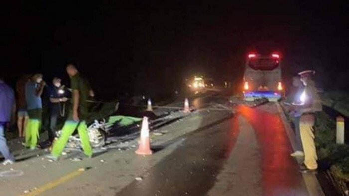 Vụ xe máy kẹp 3 va chạm kinh hoàng với ô tô khách, 3 người chết: Hé lộ danh tính