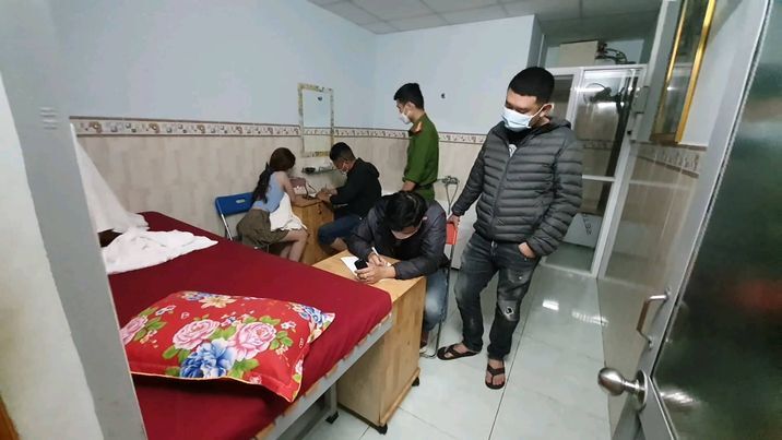 Tin tức pháp luật mới nhất ngày 12/8: Bắt quả tang 4 cô gái đang bán dâm, kích dục trong nhà nghỉ
