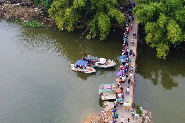 Tìm kiếm cô gái mất tích ở Hà Nội: Camera quay liên tục 360 độ để quan sát vật thể dưới nước