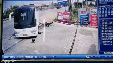 Video: Khoảnh khắc cô gái sống sót thần kỳ sau khi văng vào gầm xe buýt