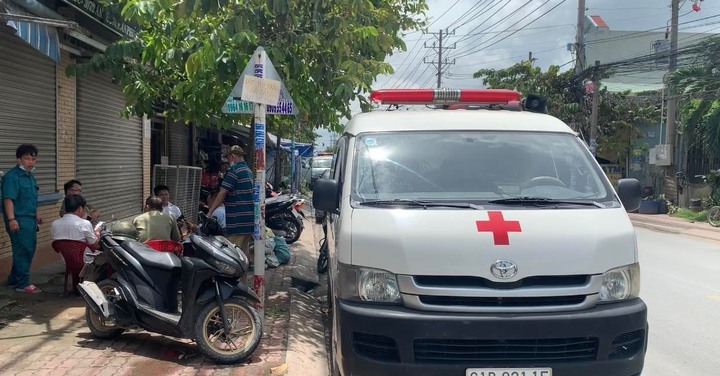 Nhìn qua khe cửa, kinh hãi phát hiện người phụ nữ chết trong phòng trọ