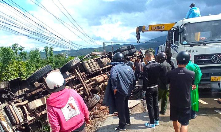 Tai nạn giao thông trên đèo, 2 mẹ con bị ô tô tải đè tử vong trong cơn mưa