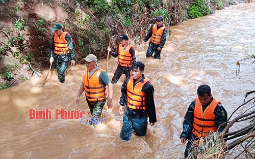 Vụ nam sinh lớp 12 dắt xe qua suối bị nước cuốn trôi: Thi thể được tìm thấy ở đâu?
