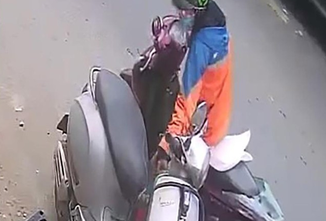 Chở chó đến cửa hàng thú y cắt tỉa lông, nữ sinh bị trộm ba lô chứa tài sản 30 triệu