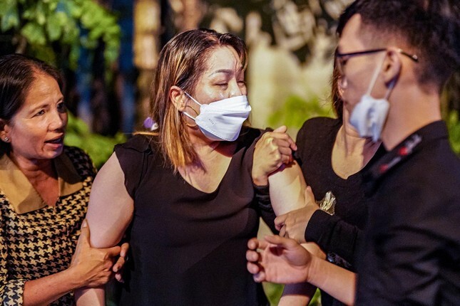 Cùng lúc mất 3 người thân trong vụ cháy quán karaoke, nữ công nhân 32 tuổi ngất lịm