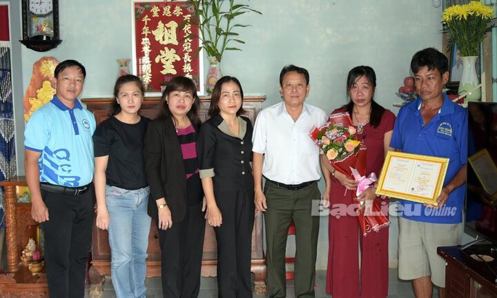 Nam sinh đột ngột qua đời vì đuối nước, trường đại học đến tận nhà trao bằng tốt nghiệp cho gia đình