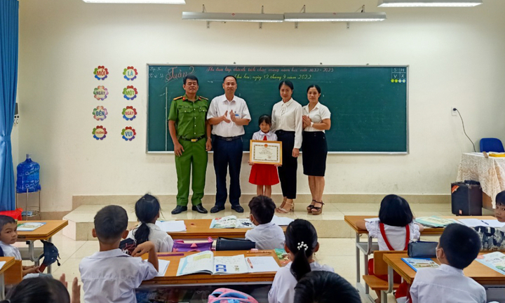 Nhặt được ví tiền khi đang đi trên phố, nữ sinh lớp 3 mang tới công an trả lại người rơi