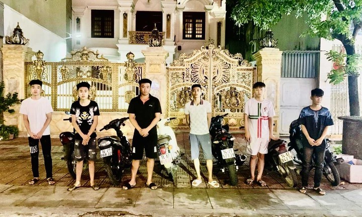 Công an hóa trang bắt nhóm học sinh THPT lạng lách, đánh võng, bốc đầu xe