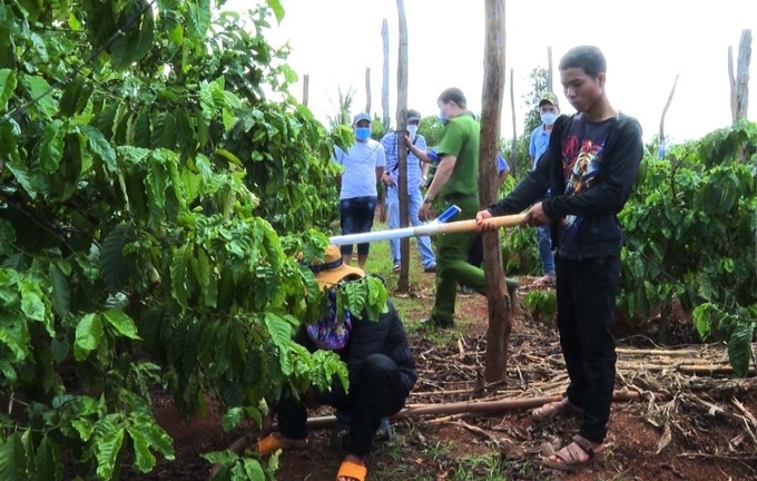 Giở trò đồi bại với người phụ nữ đang tưới cà phê rồi phi tang xác xuống giếng