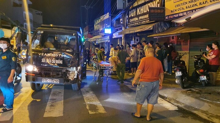 2 cô gái trẻ văng xa nhiều mét, nằm bất động sau va chạm với xe ben