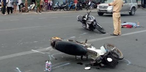 2 nữ sinh ngã xuống đường sau va chạm xe ba gác, một em tử vong tại chỗ