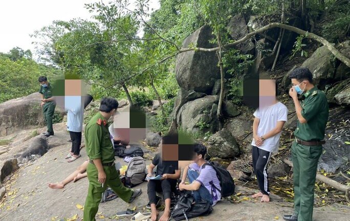 9 học sinh lớp 12 rủ nhau đi tắm suối, 1 em đuối nước thương tâm