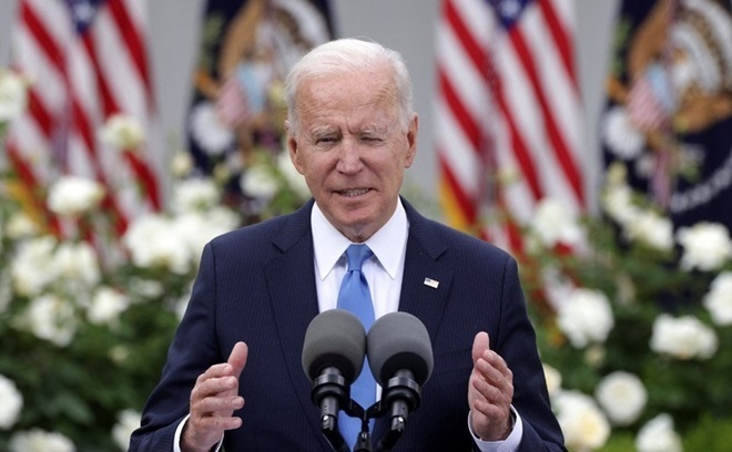 Mỹ tuyên bố thắng lớn COVID-19, ông Biden cởi khẩu trang ngay chốn đông người