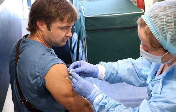 Người Nga đổ xô đi tiêm vaccine ngừa COVID-19 trước giờ siết chặt hạn chế