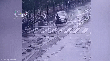 Video: Kinh hoàng người phụ nữ bị ô tô húc bay nhiều vòng trên không do sang đường thiếu quan sát