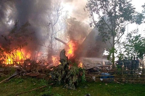 Philippines: Máy bay quân sự hạ cánh trượt khỏi đường băng, ít nhất 17 người chết
