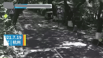 Video: Kinh hoàng xe đạp điện đang chạy bất ngờ phát nổ khiến 2 bố con trên xe nguy kịch