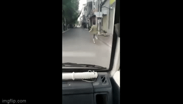 Video: Ra đường tập thể dục giữa lúc giãn cách, người đàn ông chạy thục mạng khi phát hiện xe công vụ