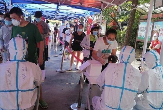 Tuung Quốc: Nhân viên tại chốt xét nghiệm dương tính với COVID-19, cả làng phải cách ly