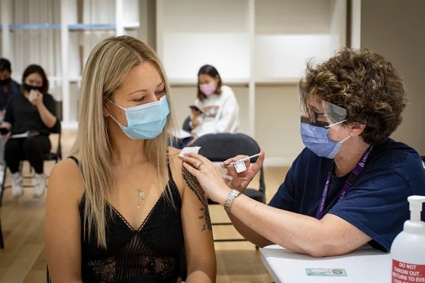 Điều gì giúp Canada dẫn đầu thế giới về quy mô tiêm chủng vaccine ngừa COVID-19?