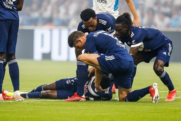 Kinh hoàng tiền đạo Ligue 1 đột quỵ ngay trên sân trong lúc thi đấu