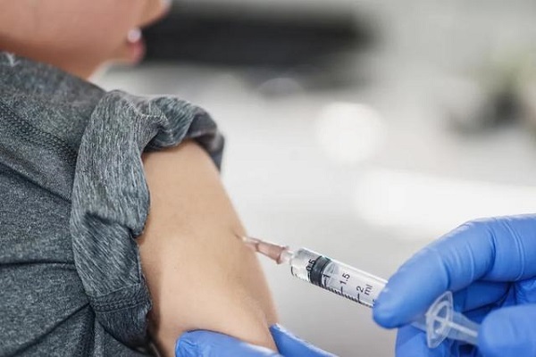 Bé 11 tuổi Nhật Bản đi tiêm vaccine uốn ván bị tiêm nhầm vaccine ngừa COVID-19