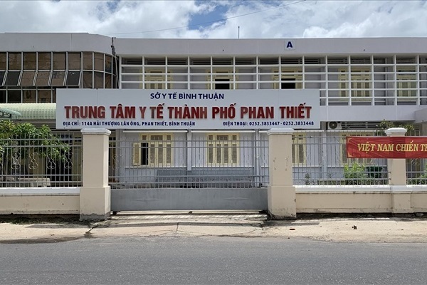 Bình Thuận: Tạm đình chỉ Giám đốc trung tâm Y tế Phan Thiết vì lơ là chống dịch COVID-19