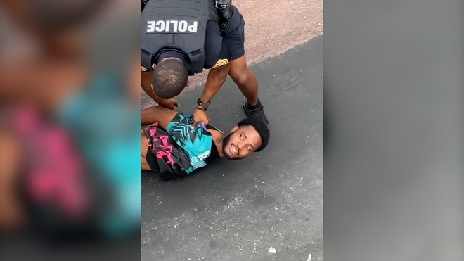 Ông bố trẻ bị bắn chết khi bảo vệ con trai, hung thủ còn đứng múa may trong tiếng la hét tại hiện trường