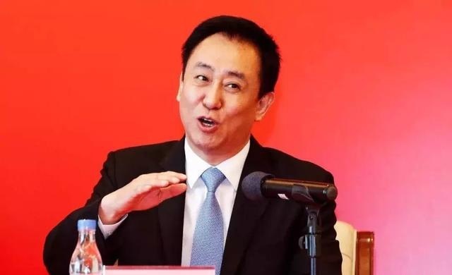 Ông chủ của Evergrande Group: Từ thanh niên kéo máy cày đến 