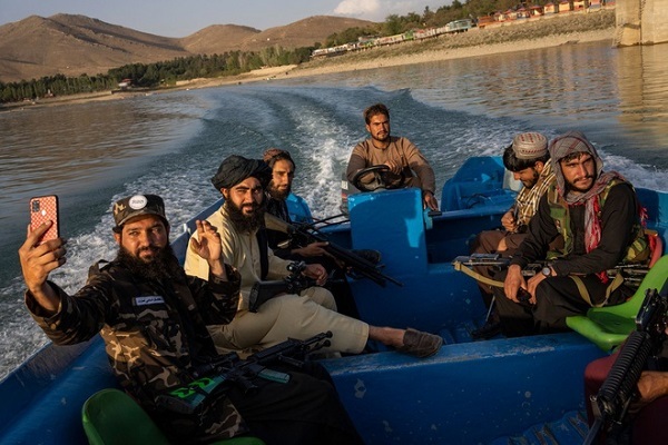 Quan chức Taliban bức xúc vì binh sĩ ham chơi và thích