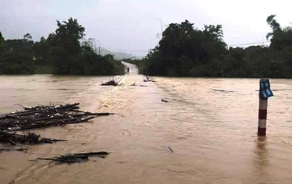 Thai phụ bị nước lũ cuốn trôi trên đường đi chợ