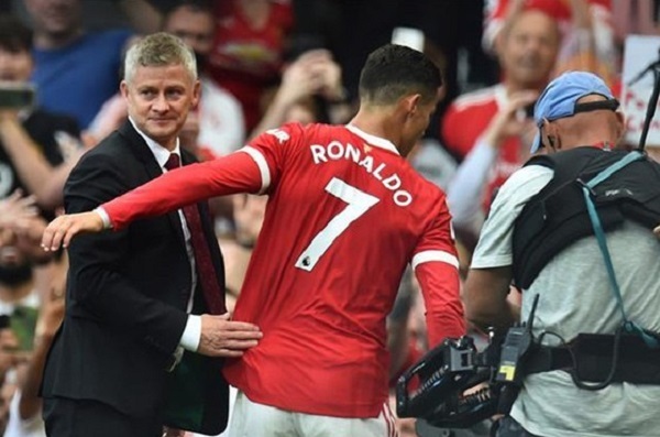 HLV Solskjaer tức giận khi liên tục bị chỉ trích việc để Ronaldo dự bị