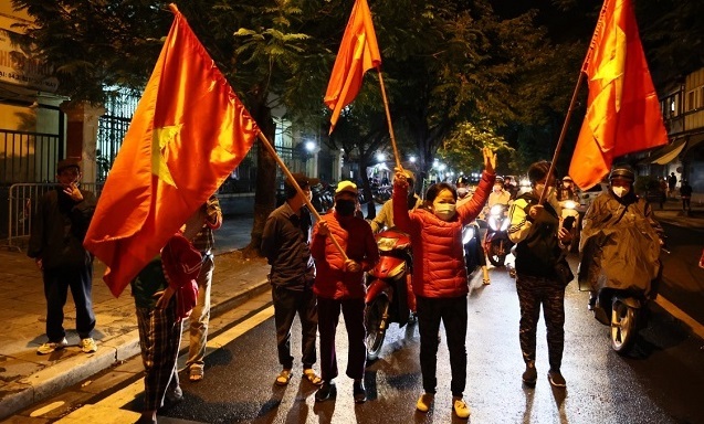 Người dân Hà Nội xuống đường giữa đêm mừng bệnh viện Việt Đức gỡ bỏ phong tỏa