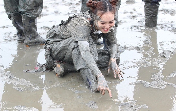 Song Thỏ lại cạnh tranh khốc liệt, Ninh Dương Lan Ngọc ngập mặt trong bùn lầy