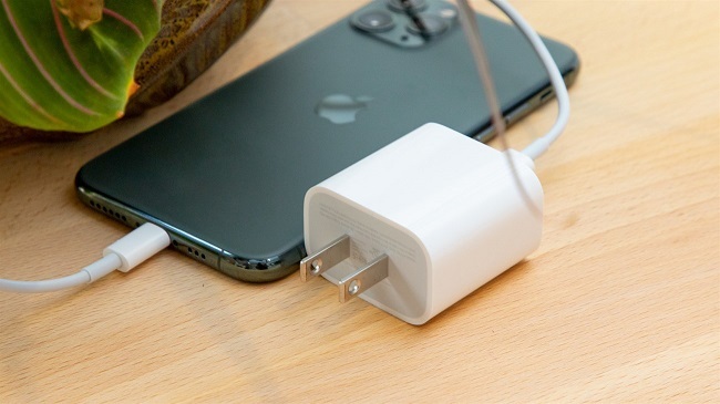 Apple bị sinh viên tại Trung Quốc kiện vì bán iPhone không kèm củ sạc