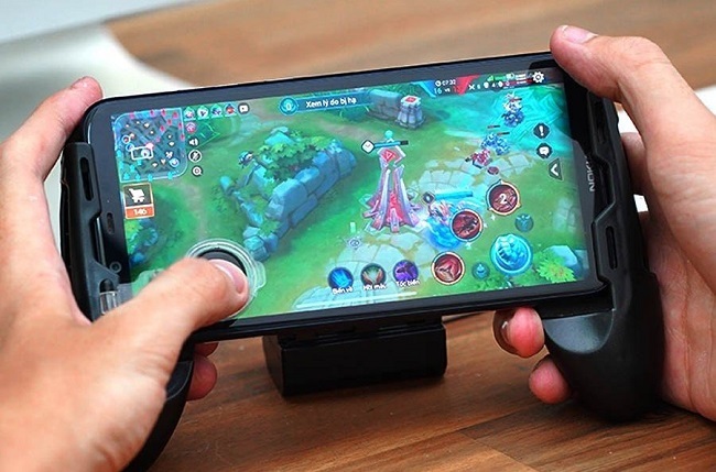 Học online: Phụ huynh lo lắng con thành game thủ, tính nết thay đổi