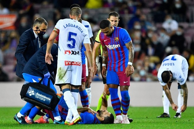 Khán giả thót tim vì Aguero đổ gục trên sân