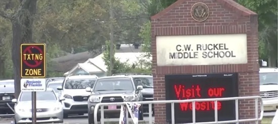 Nữ giáo viên nhận cái kết đắng khi có hành vi không đúng mực ngay trong lớp với nữ sinh 15 tuổi