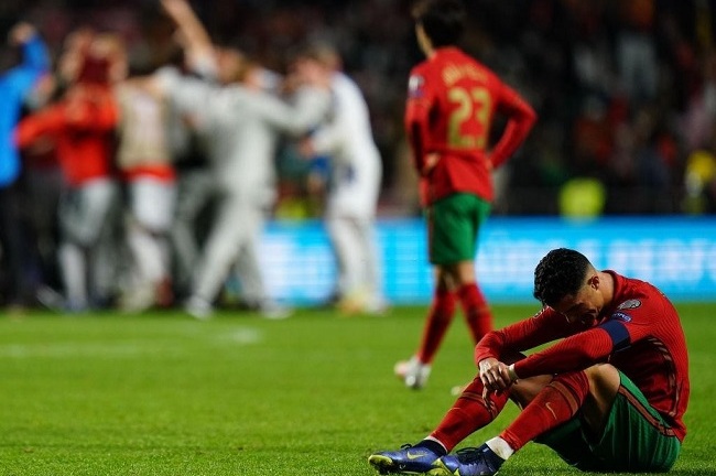 Ronaldo suy sụp, uất nghẹn khi Bồ Đào Nha mất vé trực tiếp vào World Cup 2022 ở phút 90