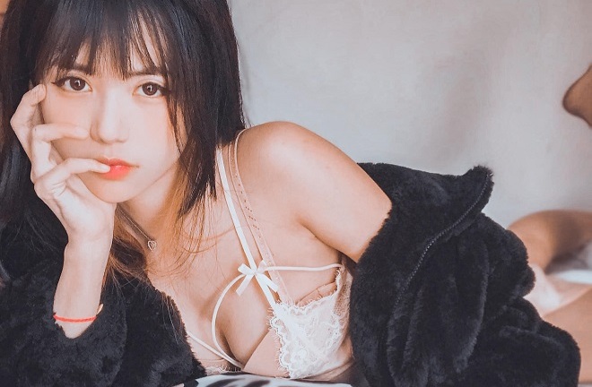 Nữ streamer ngọt ngào ngây thơ, bị fan yêu cầu kéo khóa lên ngay trong lần đầu thử 'hở