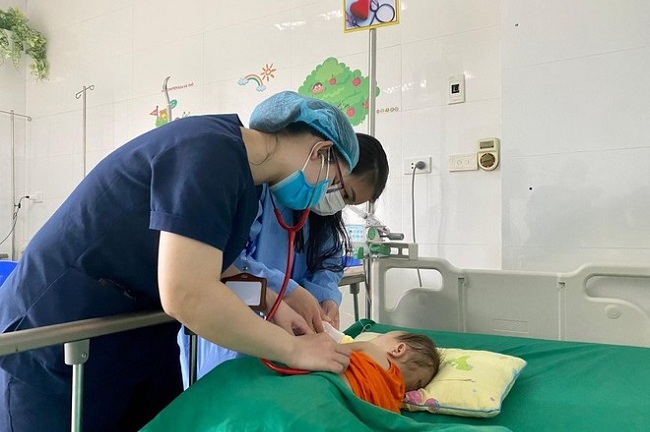 Cứu sống bé 14 tháng bị vỡ tim do tai nạn ô tô