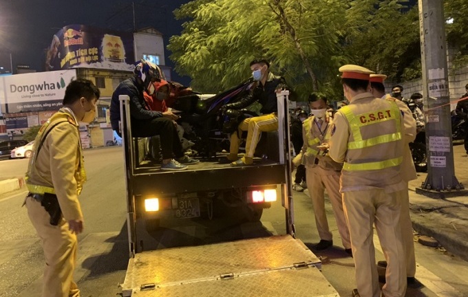 Hà Nội: Vây bắt đoàn xe máy phân khối lớn rú ga, lạng lách trên đường Võ Chí Công