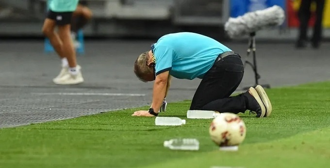 Xót xa hình ảnh HLV Park Hang-seo đổ gục xuống sân vì thua Thái Lan