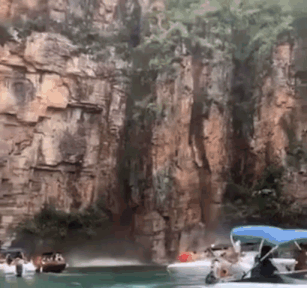 Kinh hoàng khoảnh khắc vách đá lở đè trung du thuyền ở Brazil, hàng chục người mất tích và thương vong