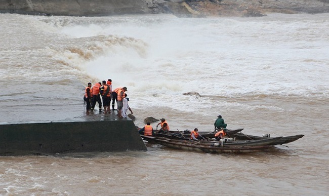 Vụ lật tàu trên sông Thạch Hãn: Kiểm điểm Phó giám đốc sở GTVT vì không mặc áo phao