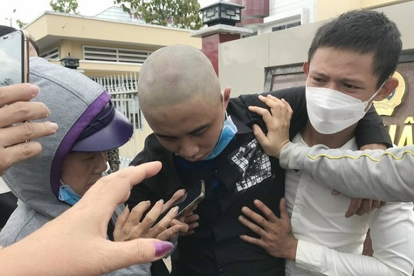 Bị cáo lao vào dòng xe trên đường sau khi nghe tòa tuyên án
