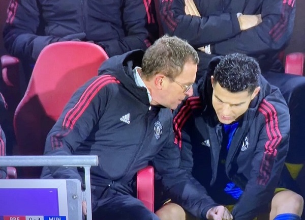 Ronaldo giận dỗi ném áo khi bị thay sớm, HLV MU phải ra sức an ủi 
